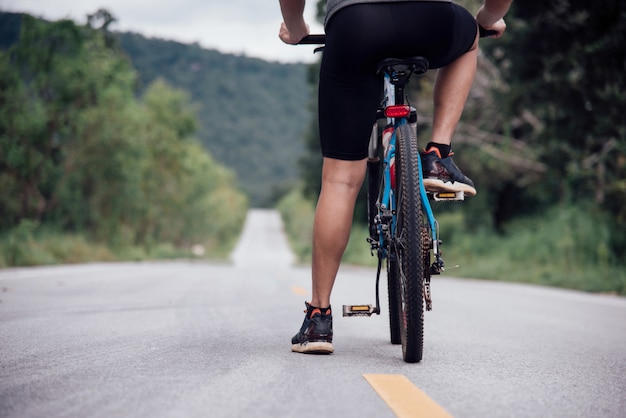 Ciclista homem corrida bicicleta ao ar livre