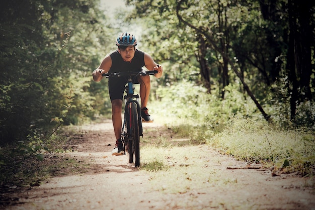 Ciclista homem corrida bicicleta ao ar livre