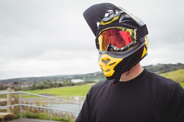 Foto grátis ciclista usando um capacete