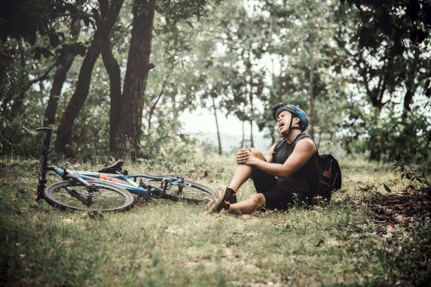 ciclistas de montanha, andar de bicicleta na temporada de outono entre as árvores