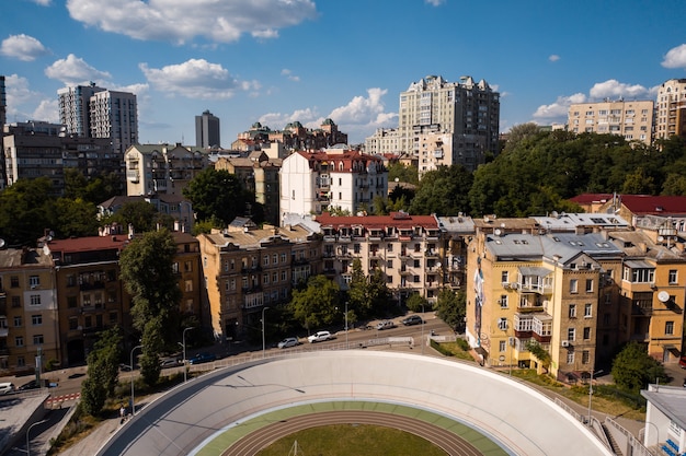 Foto grátis ciclovia no meio da cidade