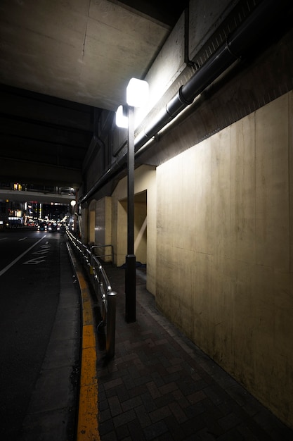 Cidade à noite com luzes vibrantes