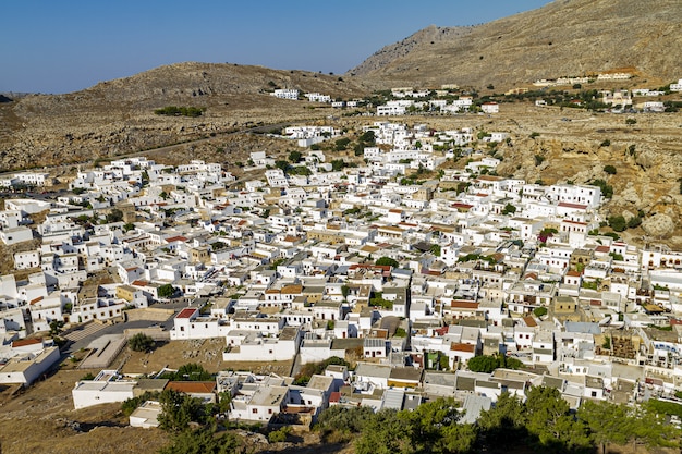 Foto grátis cidade com casas brancas rodeadas de montanhas