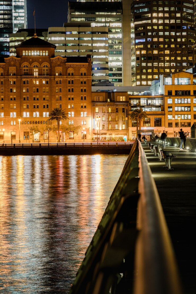 Foto grátis cidade com fotos de edifícios durante a noite