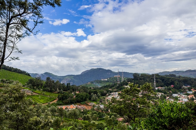 Cidade com montanhas em segundo plano