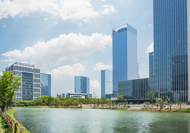 cidade contemporânea com um lago