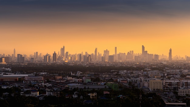 Cidade de Banguecoque ao nascer do sol, Tailândia.