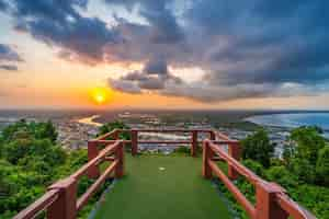 Foto grátis cidade de pak nam chumphon e vila de pescadores do mirante de khao matsee em chumphon, tailândia