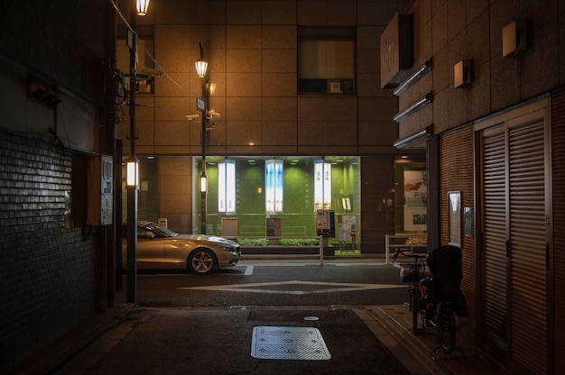 Cidade do Japão à noite com carro na rua