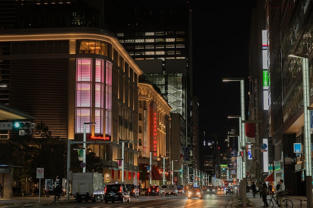 Cidade do Japão à noite com carros e pessoas