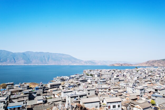 Cidade do lado de um lago