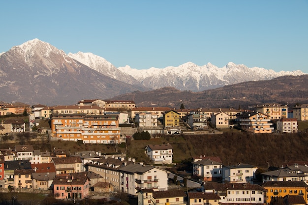 Cidade em paisagem montanhosa