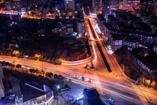 Cidade grande na noite com carros