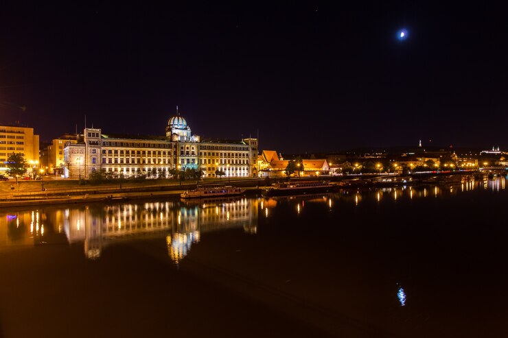 Foto grátis cidade iluminada refletida em um lago