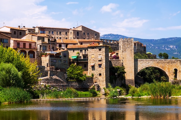 Cidade medieval nas margens do rio