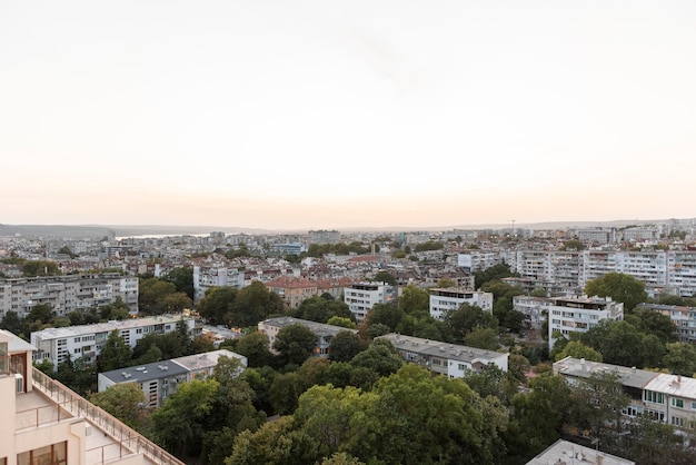 Cidade tranquila com céu claro