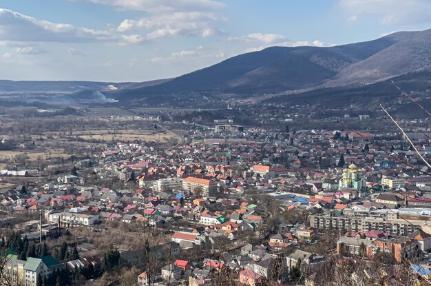 Cidade ucraniana perto da paisagem de montanhas no dia ensolarado