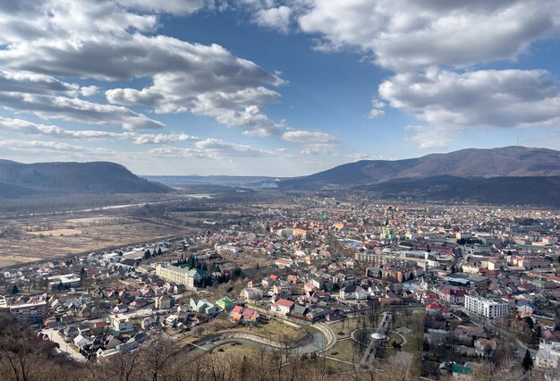 Cidade ucraniana perto da paisagem de montanhas no dia ensolarado
