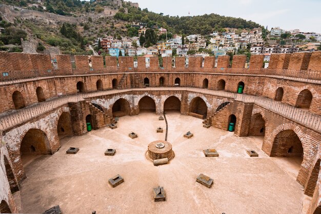 Cidade velha na linha costeira de Alanya