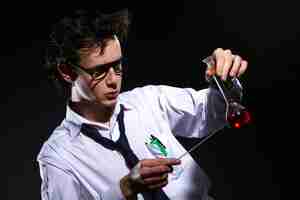 Foto grátis científico fazendo experimento químico