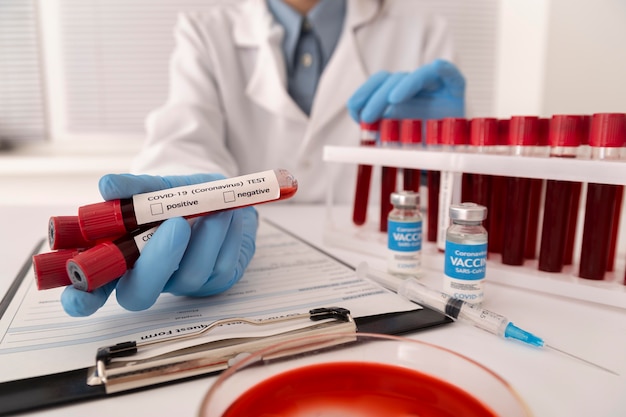 Cientista cria a vacina após pesquisa em amostras de sangue