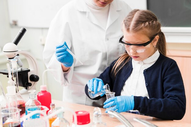 Cientista de close-up com substâncias