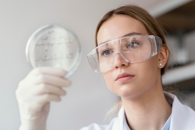 Foto grátis cientista de perto com óculos de proteção