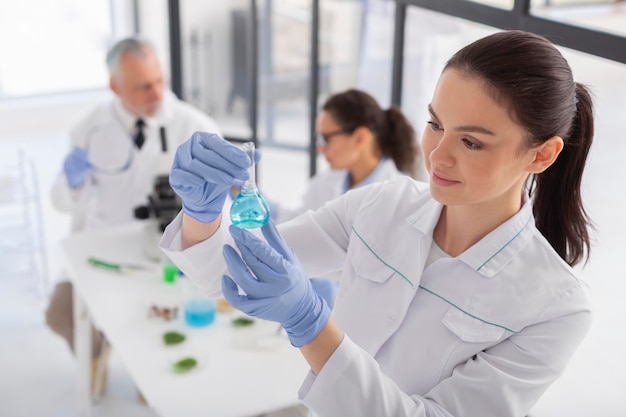 Foto grátis cientista de tiro médio com substância química