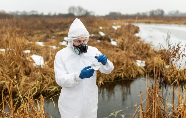 Cientista de tiro médio usando roupa de proteção