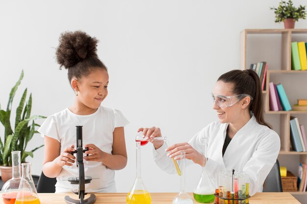 Cientista fêmea, ensino de química para jovem