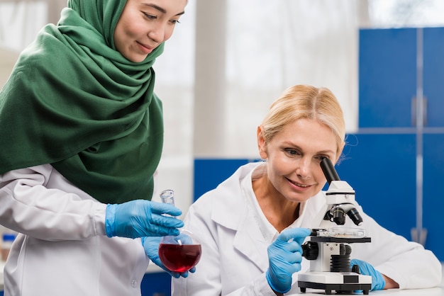 Cientista fêmea trabalhando juntos no laboratório