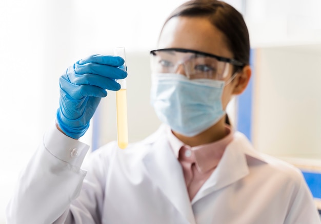 Cientista feminina no laboratório segurando substância