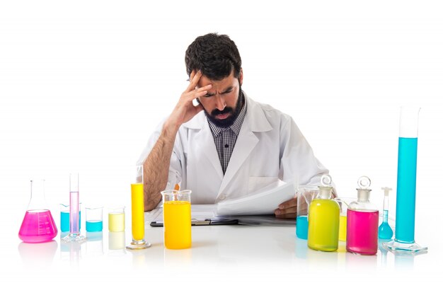 Cientista homem com seu caderno