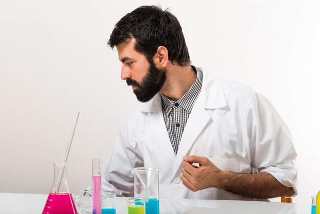 Foto grátis cientista homem com tubos de ensaio