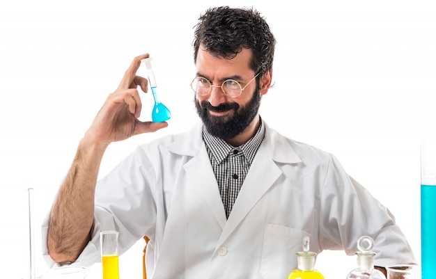 Cientista homem com tubos de ensaio