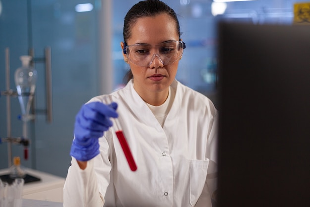 Cientista pesquisador de medicina fazendo experimento com sangue