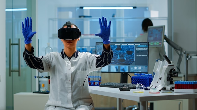 Cientista profissional usando óculos de realidade virtual usando inovação médica em laboratório. Equipe de pesquisadores trabalhando com dispositivo de equipamento, futuro, medicina, saúde, profissional, visão, simulador