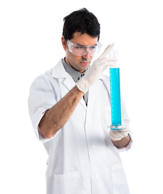 Cientista que analisa um tubo de ensaio