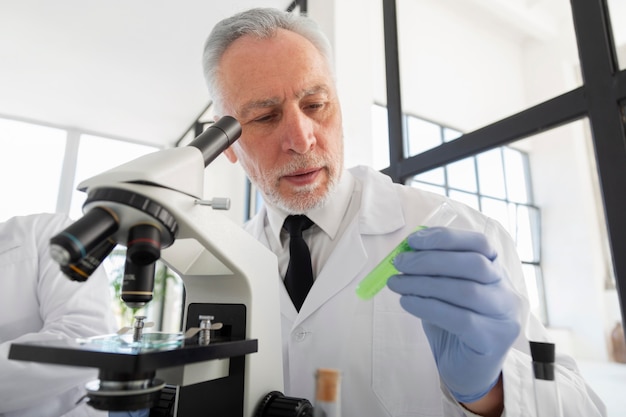 Cientista segurando o frasco de tiro médio