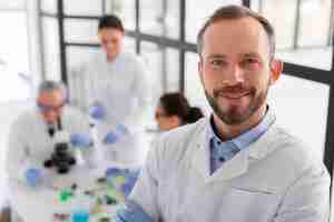 Foto grátis cientista sorridente de tiro médio