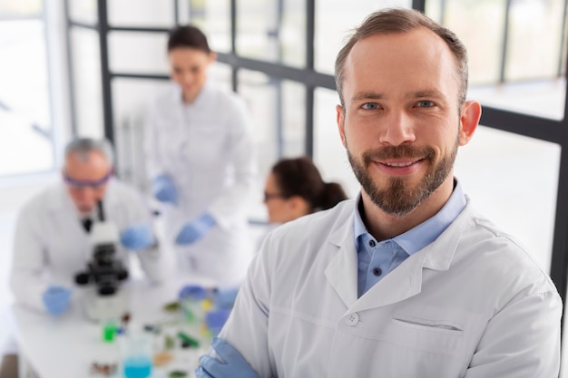 Cientista sorridente de tiro médio