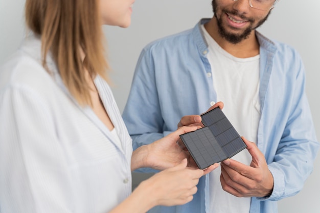 Foto grátis cientistas trabalhando em soluções de economia de energia