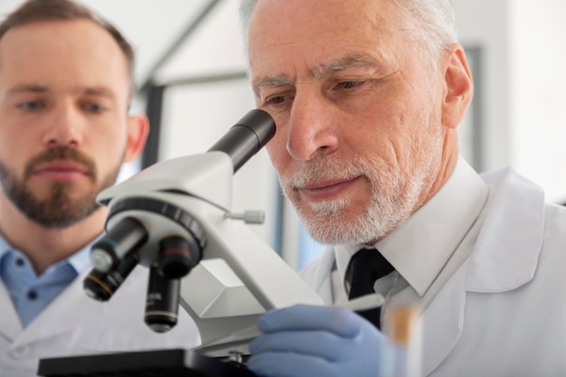 Foto grátis cientistas trabalhando juntos de perto