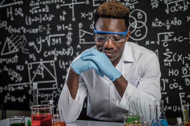 Foto grátis cientistas usam idéias e examinam produtos químicos em laboratório