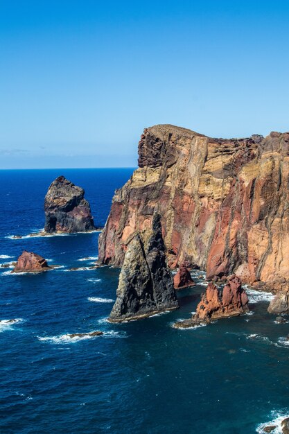 Ciff à beira do oceano na Ponta do São Lourenço, Madeira