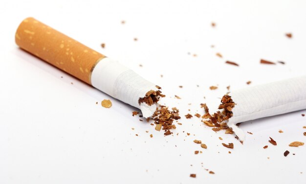 cigarro quebrado, conceito de parar de fumar
