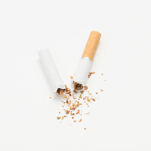 Cigarro quebrado e tabaco no isolado no fundo branco