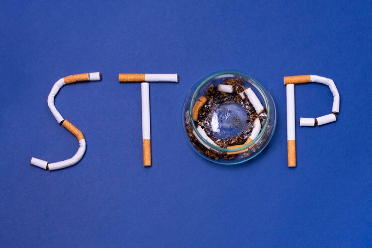 Foto grátis cigarros quebrados em fundo azul