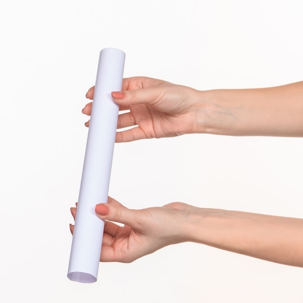 Foto grátis cilindro feminino mãos em branco