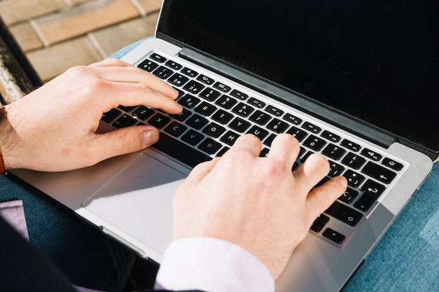 Cima, de, homem negócios, usando computador portátil, ao ar livre